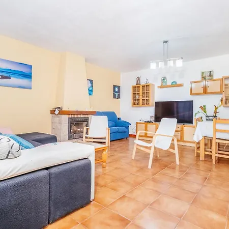 4 Bedroom Amazing In Prázdninový dům Cunit
