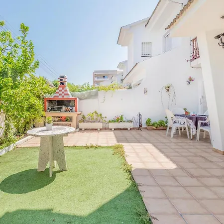 4 Bedroom Amazing In Prázdninový dům Cunit